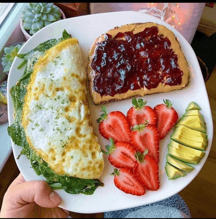 Breakfast and dining at Rayoog Cafe